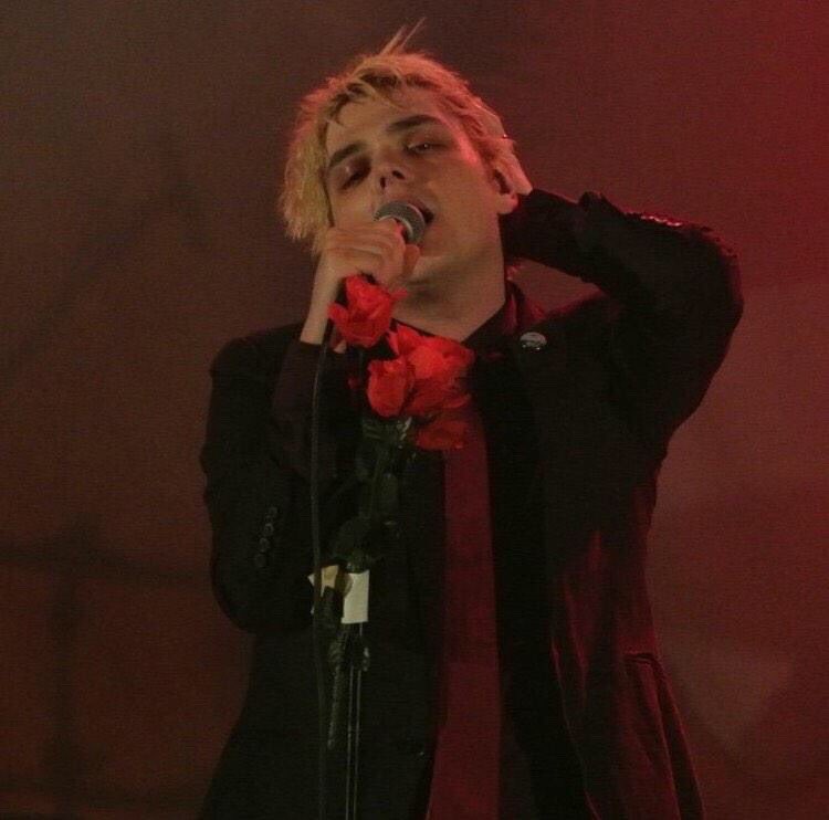 happy gerard day; have an ongoing thread of pics that make my brain go brrrrr 