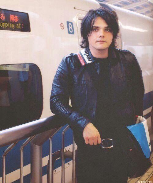 Happy birthday to the awesome, talented Gerard Way! I hope Gerard has an awesome 44th birthday :) 