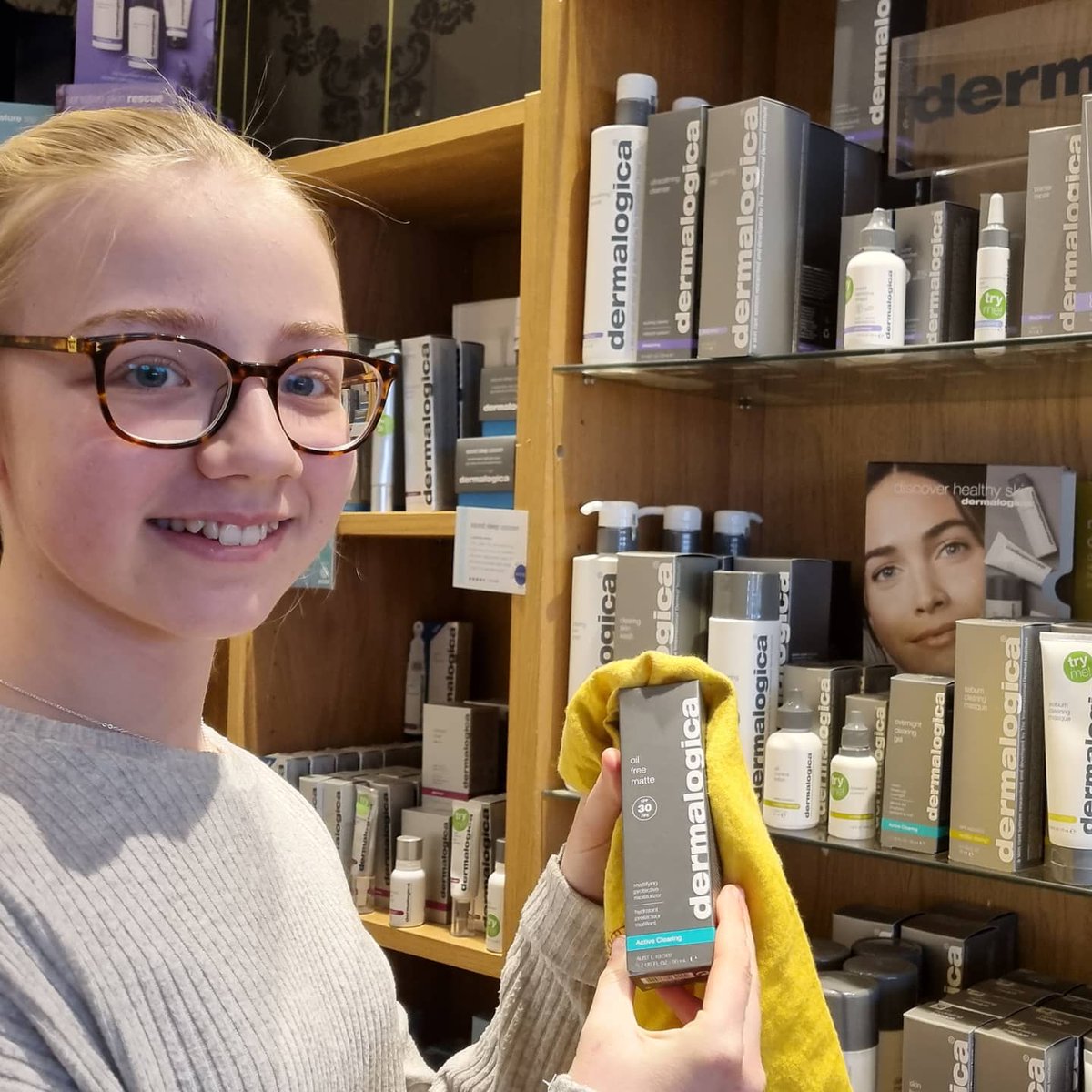 scentedgarden's tweet photo. Persuaded the twinkles to come into work today, to help clean the shop. Their negotiating skills for an incentive couldn't be faulted!
#gettingreadytoreopen 
#chesterbeauty https://t.co/qsXEL6ENJP