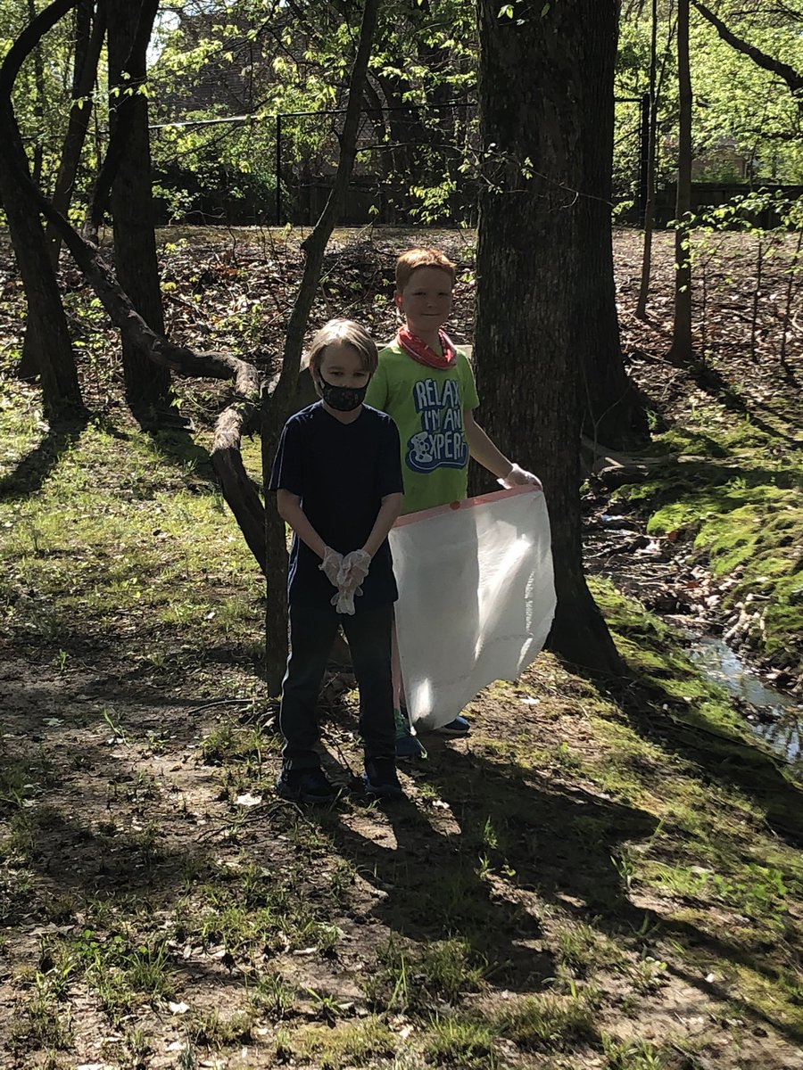MsUsCoolCats1's tweet photo. Taking care of the BESt school around! They were so proud to be helping the Earth! #BESties #trashwalk #keepourworldclean https://t.co/41fDsLxLqg