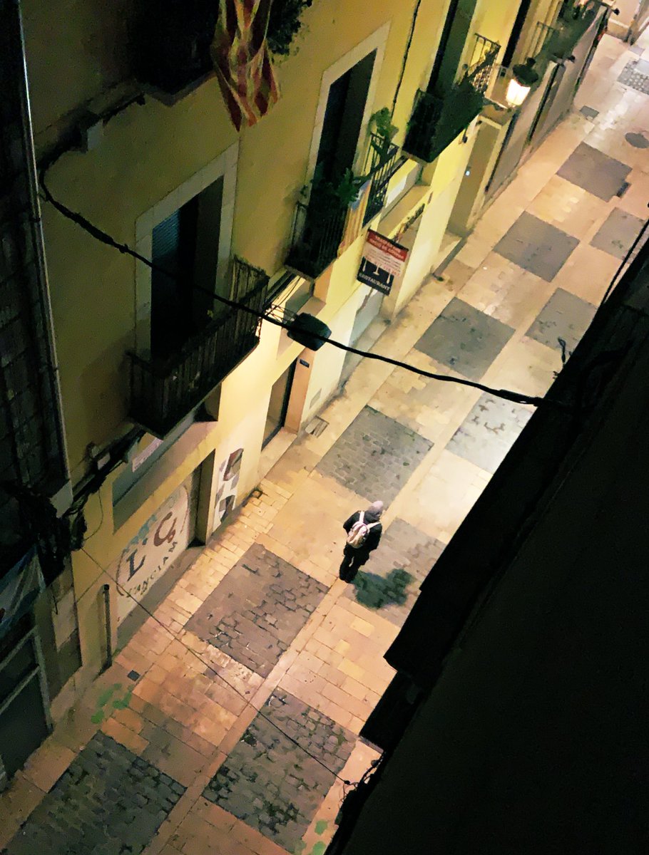 Fa mes d’una hora que aquest home és al mig del carrer hospital (núm. 10)... no sabem com ajudar-lo. <a href="/reusgurbana/">Guàrdia Urbana Reus</a> què podem fer? Diu que està bé...