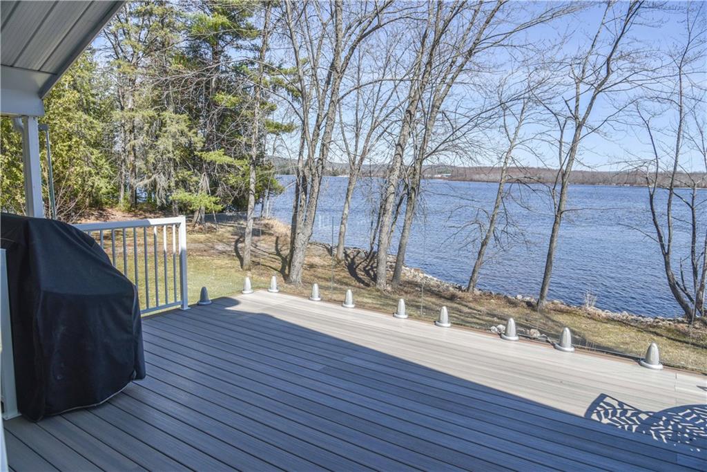 BugMeAnytime's tweet image. 308 Greenway Dr. is my NEW LISTING😍 Stunning, well-maintained all season Ottawa River-front home or cottage. 🌊Contact me today for a showing! 📲613-639-8045
