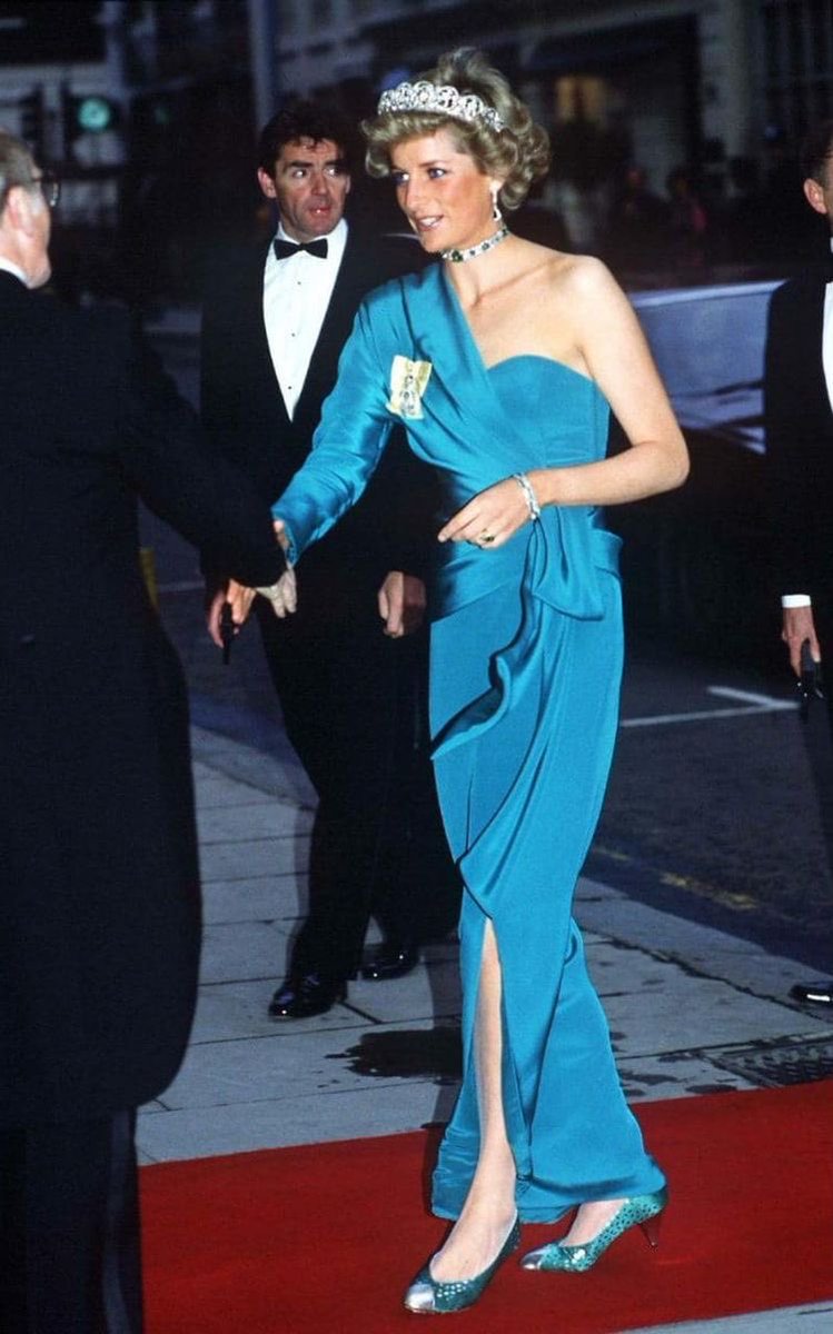 thread of princess diana’s outfits