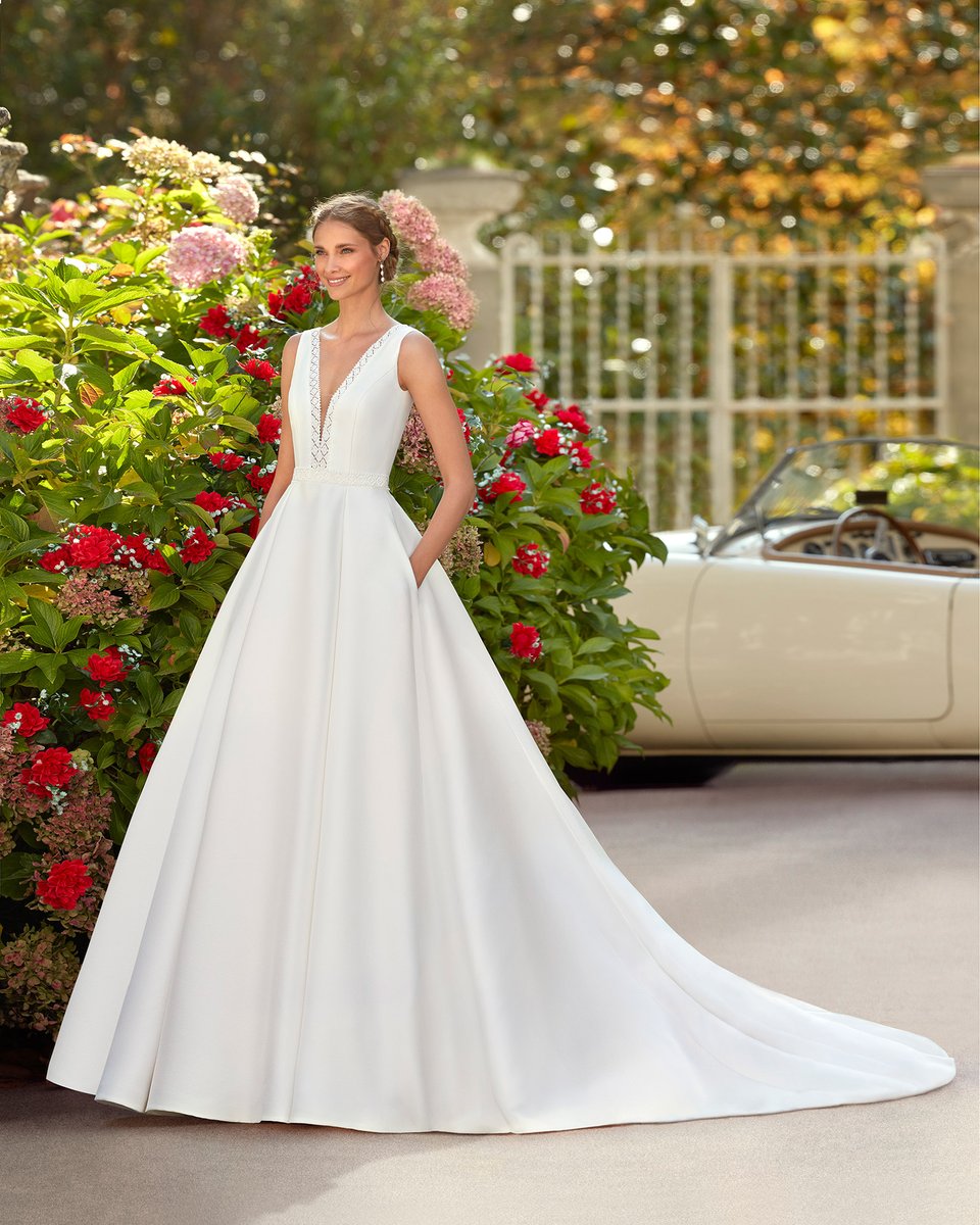 The elegance of our Isco dress will steal your heart💗

Find the dress here: ow.ly/Sy4I50El6Tj

#AireBarcelona #WeddingGown #NewCollection #welovebrides