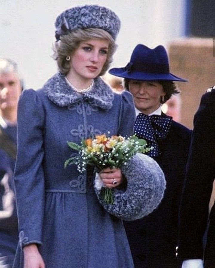 thread of princess diana’s outfits