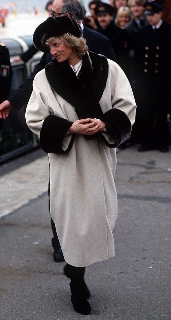 thread of princess diana’s outfits