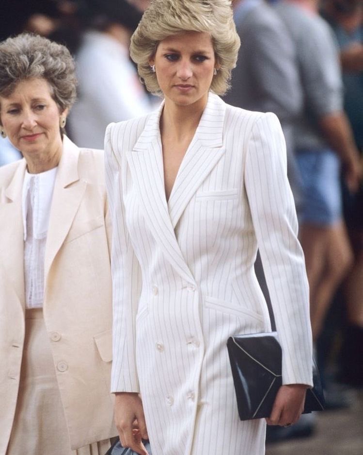 thread of princess diana’s outfits