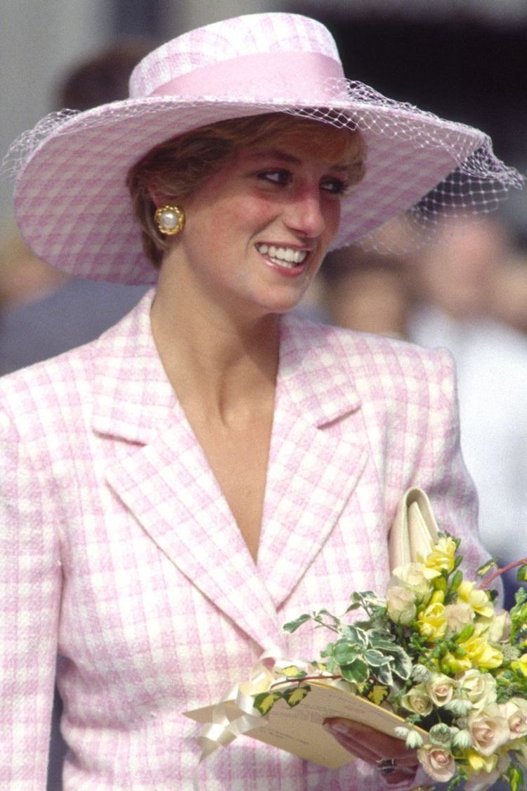 thread of princess diana’s outfits