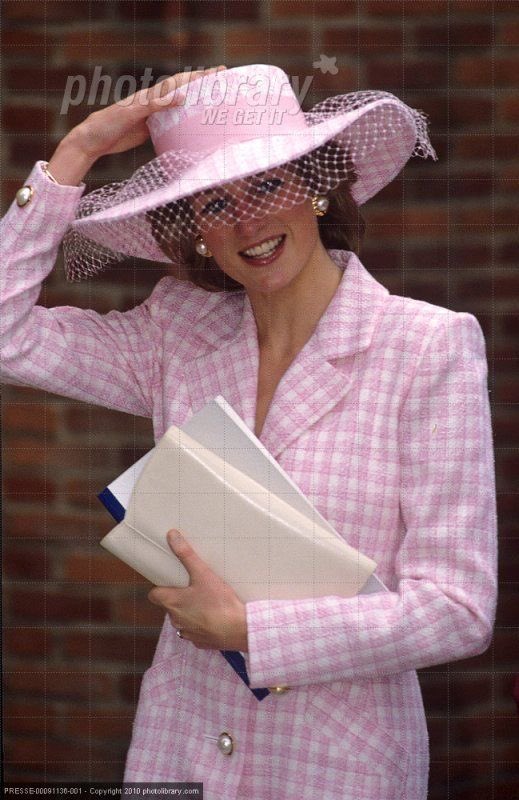 thread of princess diana’s outfits