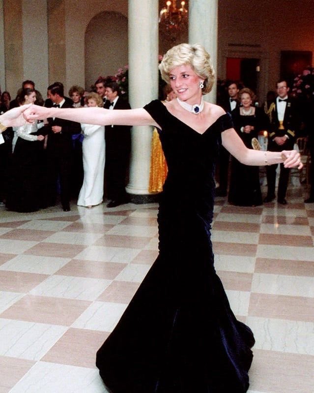 thread of princess diana’s outfits