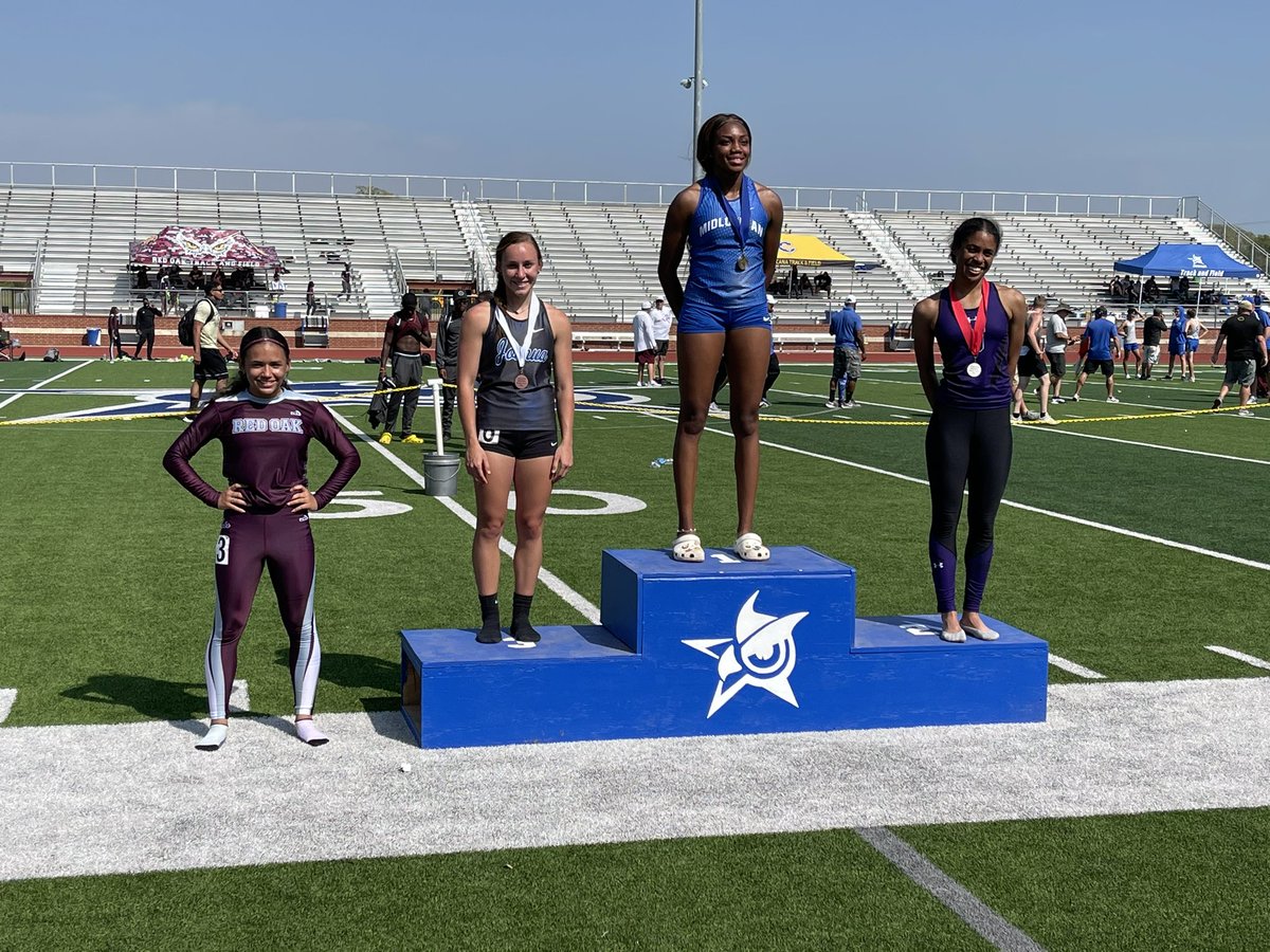 redoaktrack's tweet photo. Leanna Jackson going to AREA in the 200 Meter 💨🔥 #HawkSpeed https://t.co/tsvUZNUVEv