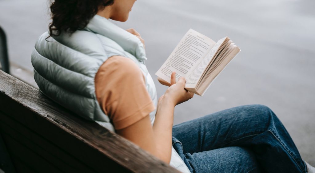 Сток читаю. Студент читает книгу. Молодой человек. Парень с книжкой. Make reading interesting.