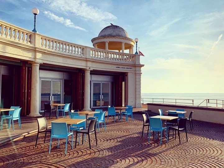 TheColonnadeBex's tweet photo. OUTSIDE TABLES OPEN MONDAY! ☀️🌊  Serving you all our lovely teas/coffees, cakes, pastries, paninis &amp; ice creams ☕️ 🍰🍦

In the meantime we’re still open for takeaway this weekend! We look forward to seeing you soon! 😀 🌊 #Bexhill #BexhillOnSea #Sussex #Beach #Views #Outside https://t.co/tyM1lRJXZk