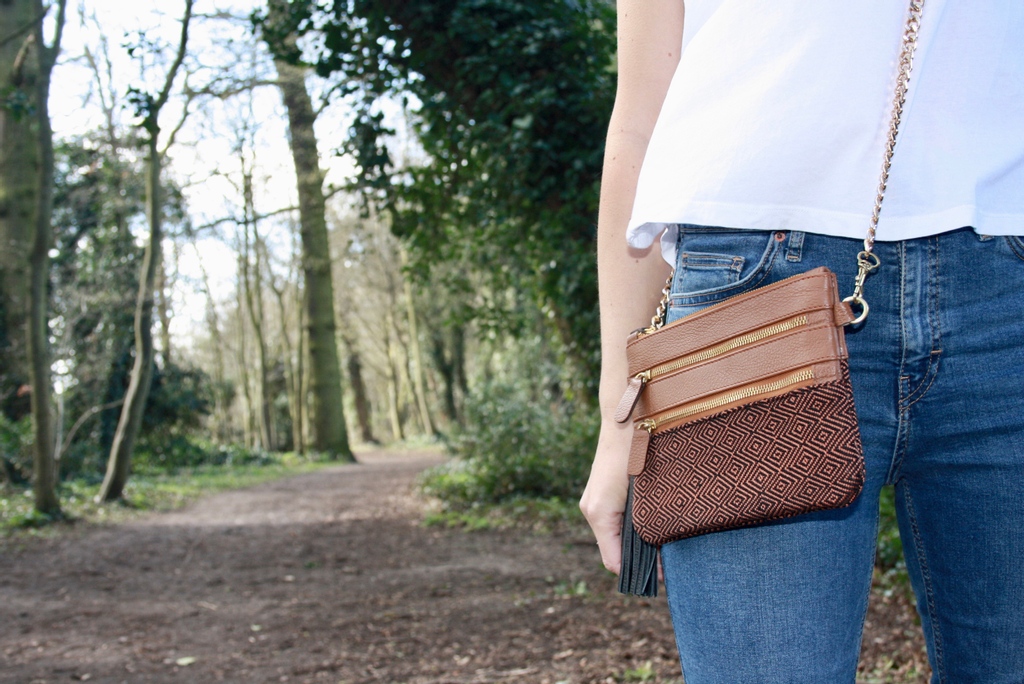 MEXICLOTHING's tweet photo. Meshiko's bags are created directly by five different artisan cooperatives, which means their art is paid fairly and each artisan works on their own terms. The process allows them to enhance their creativity and still have time to be with their families.  https://t.co/rr9tRX2vmh https://t.co/hOceosH2hW