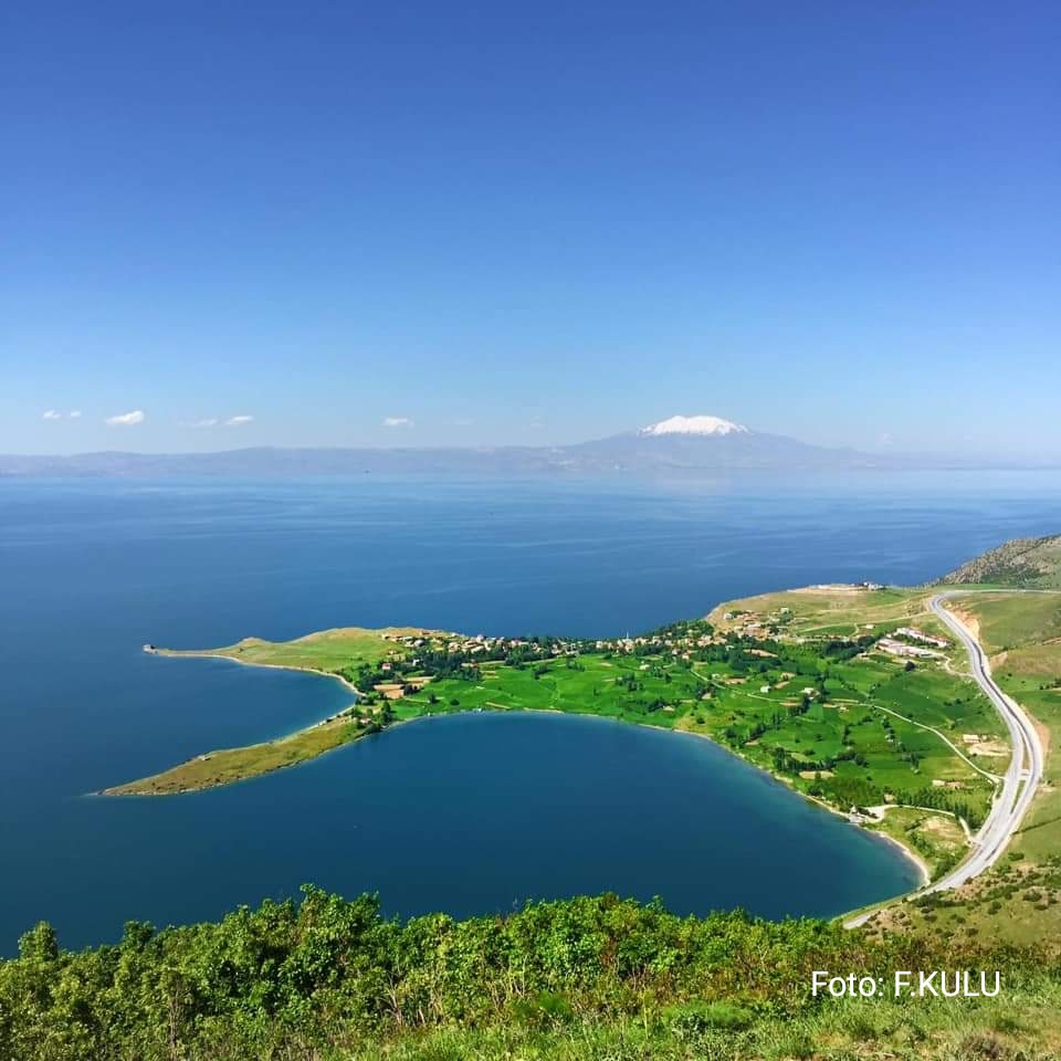 vangolakt's tweet image. Haydi TÜRKİYE! 
Ülkemizi dünyaya tanıtalım.
NASA tarafından yapılan oylamada finale kalan Van Gölü için bir oy kullanarak destek olabilirsiniz.

VAN GÖLÜ İÇİN
#VanGölünüOyla 
Link ⤵️
earthobservatory.nasa.gov/tournament-ear…