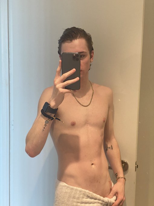 fresh out the shower😌 https://t.co/Gjmh7kVmQG