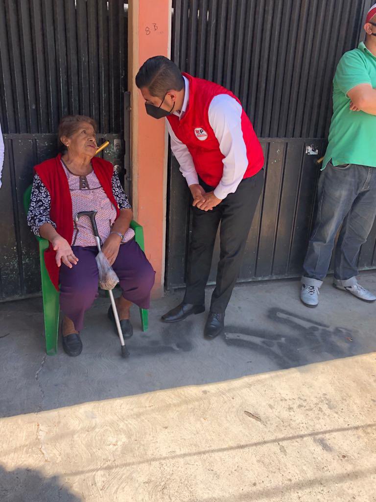 x_ecatepec's tweet photo. Hoy con la bendición de mis vecinas les digo trabajaré incansablemente para lograr ser su diputado del dtto 17 y crear leyes verdaderas que defiendan a nuestros adultos mayores a todos los abuelitos de Mexico #SoyEstebanJR 
#Ecatepec #SanarAMexico @RSPorgMX @EstebanDeJessM8 https://t.co/VxPeKxHZXK