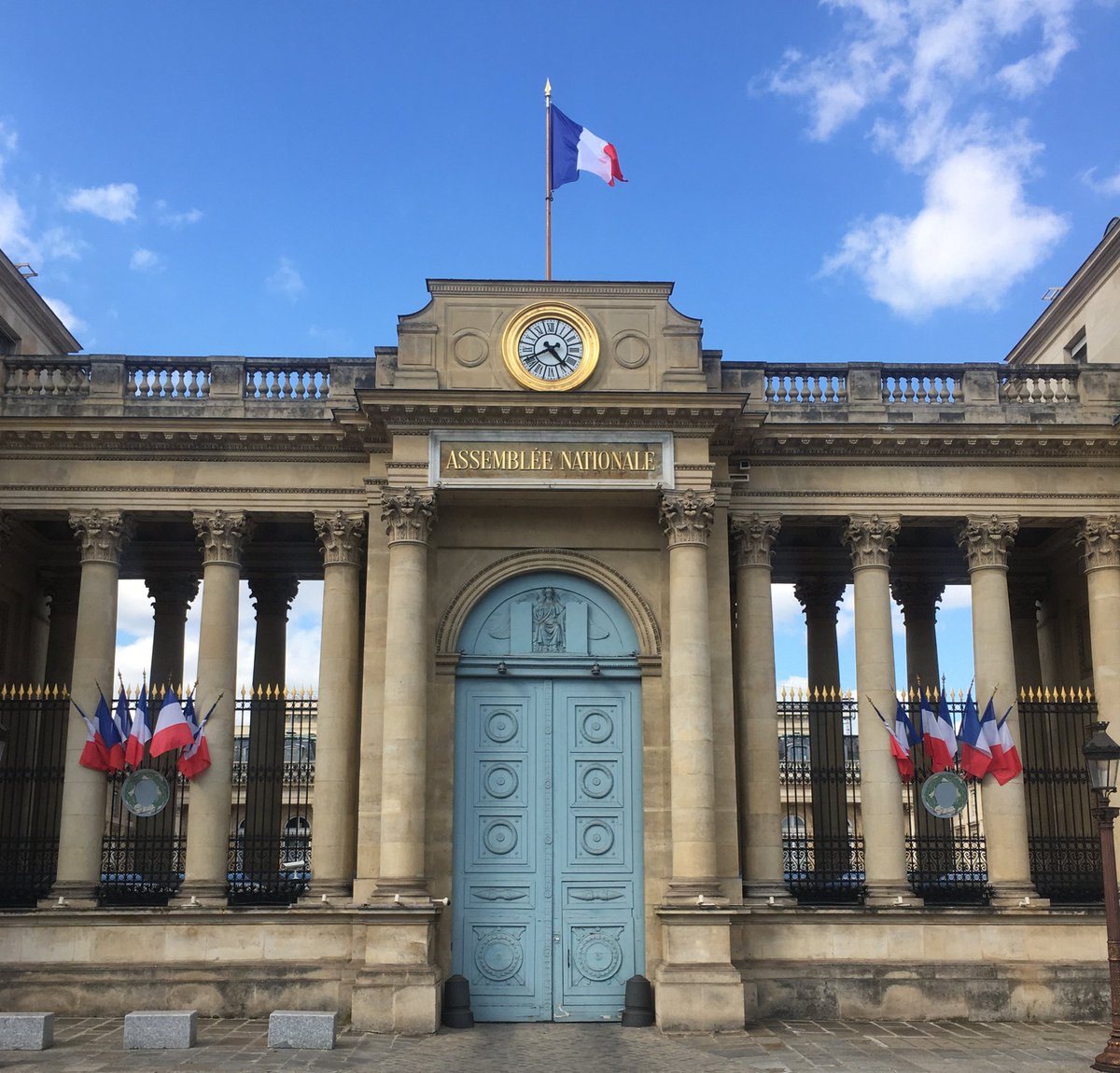 9 ans après, 2 quinquennats plus tard, les portes de <a href="/AssembleeNat/">Assemblée nationale</a> se referment. Une page se tourne, une autre s’ouvre. 

Merci aux 3 députés qui m’ont fait confiance et tant appris, à ceux que j’ai rencontrés et appréciés, aux collègues devenus amis...

Ce n’est qu’un au revoir!