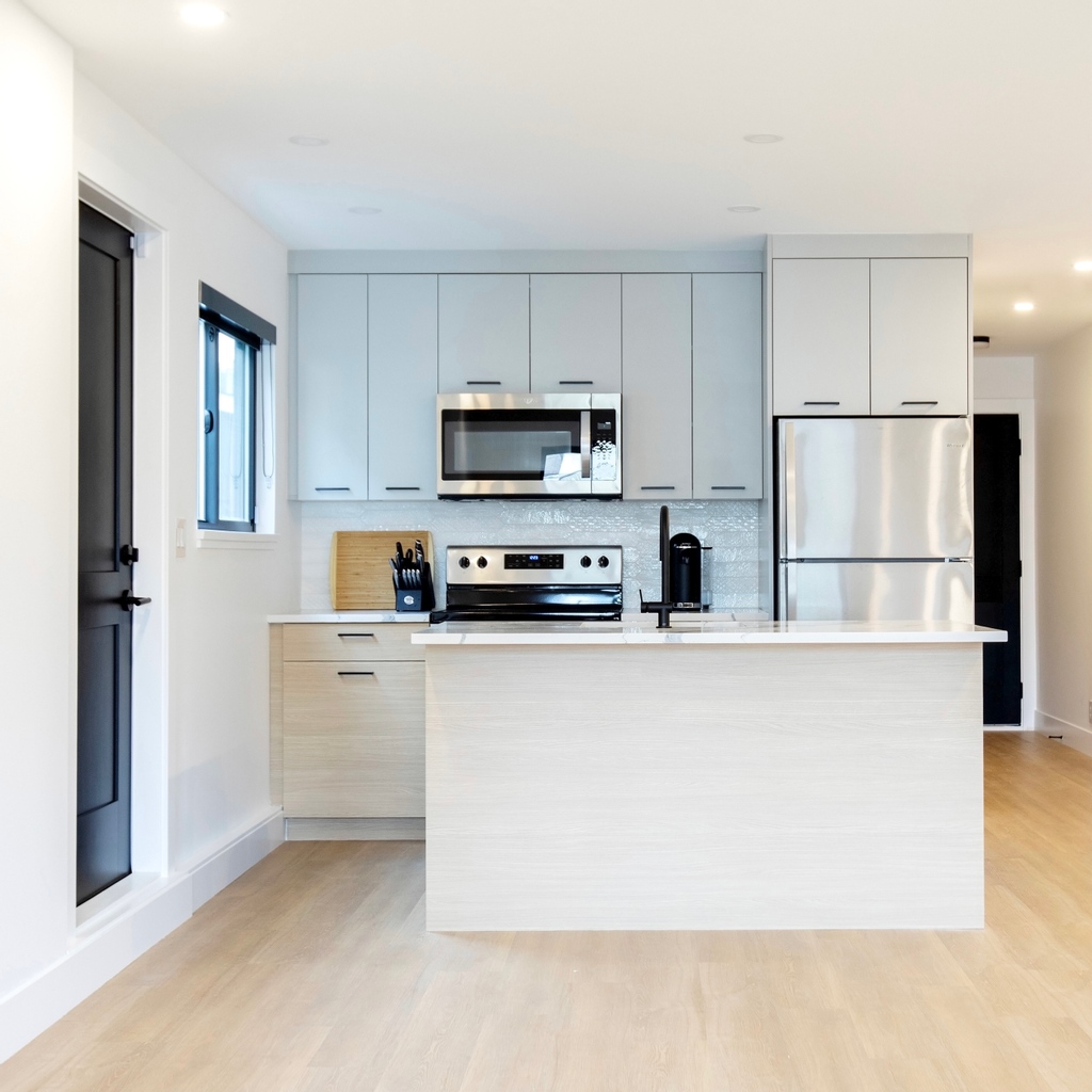 When <a href="/pippylui/">Phyllis Lui</a> took on the project of renovating this Vancouver Special, durability and style were of top priorities - especially when it came to the lower level suite!
Read why she opted for #Formica and which finishes she combined to achieve these looks. kaluinteriors.com/features/2021/…