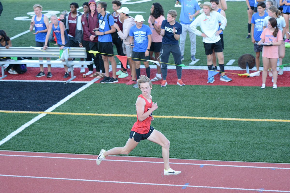 The last 100m of the 1600m race shows how quickly things can change... #puredetermination Gabe finished the day with gold in the 3200m and the 1600m at the COAC Conference championship.  @ndnsports @MvskokeRez @MHSBroncoSports @MustangBroncoTF @MustangSchools