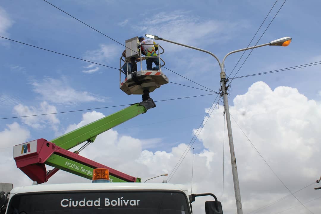 El proyecto aprobado por el Consejo Federal de Gobierno, contempla la colocación de 80 luminarias LED para la rehabilitación total del alumbrado público en la #AvenidaMencaDeLeoni, en Ciudad Bolívar.

#BioseguridadPorLaVidad