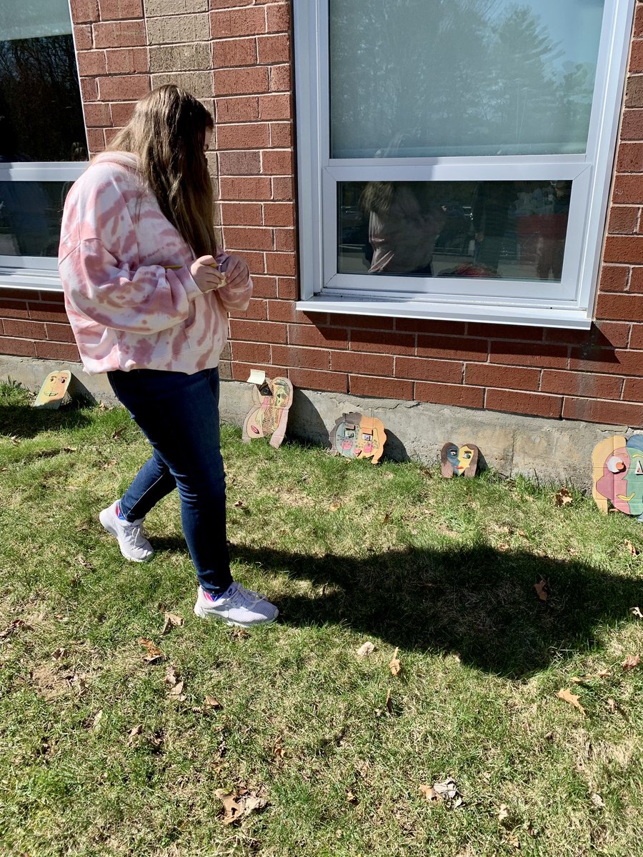 Today we finished our unit on Picasso  with another outdoor gallery walk and critique 🎨 The 6th graders loved the sunshine and sharing their work with each other☀️
