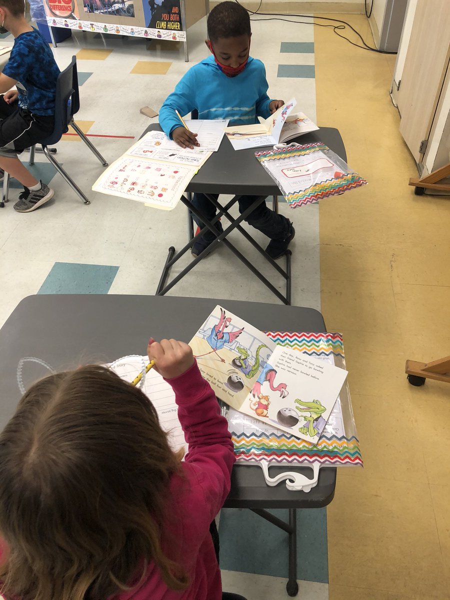 CMarino_reader's tweet photo. Ss work in partnerships to identify the important parts of the story “Zoom!”. Later, they discussed what the reader can learn about their own life from the character’s problem and how it was solved. @HiawathaHuskies https://t.co/fWX2VejBpN