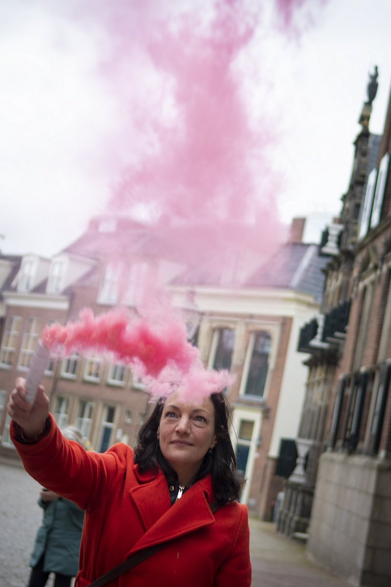 SandraBeckerman's tweet photo. FAKKELPROTEST:
Maak Groningen topprioriteit nieuw kabinet! 
 
400 miljard verdiende kabinet aan #gaswinning 

Shell en Exxon kregen al 1,5 miljard compensatie 

Maar tienduizenden gedupeerden wachten al jaren in kapot huis

Dit onrecht moet eindelijk stoppen https://t.co/pnyxsTiXXp