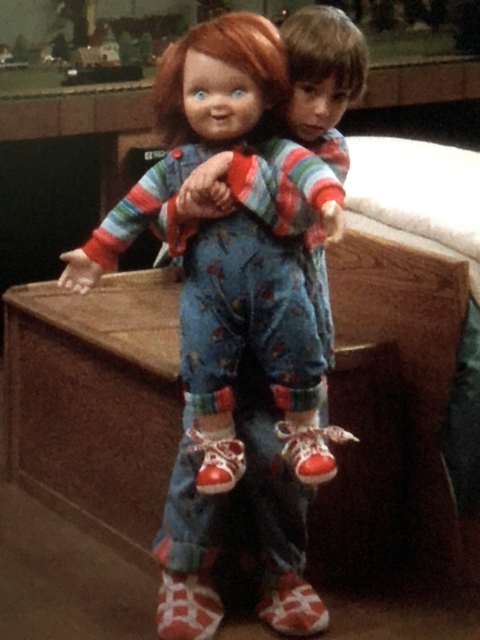 くま べあ チャイルド プレイ の一作目は色褪せることなく楽しい 人形ホラーイチの武闘派チャッキーの活躍は微笑ましいし チャッキーもアンディもテトテトと走るのがかわいい アナベルと比べるとなんて表情豊かなんだろう Cgじゃない存在感