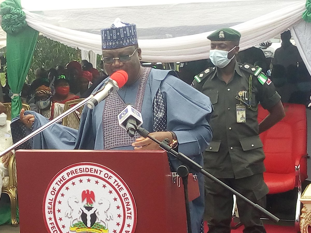 EmeahuJames's tweet photo. #UPDATEONIMOROADCOMMISSIONING 

"It is important we continue to support the government. 
Anyone who releases prisoners or burundian a correctional facility is the number one enemy of the people".

Dr Ahmed Lawan. Ph.D.
Senate President. 

#HopeNewAndElectronicMediaCenter https://t.co/qg86gRL348
