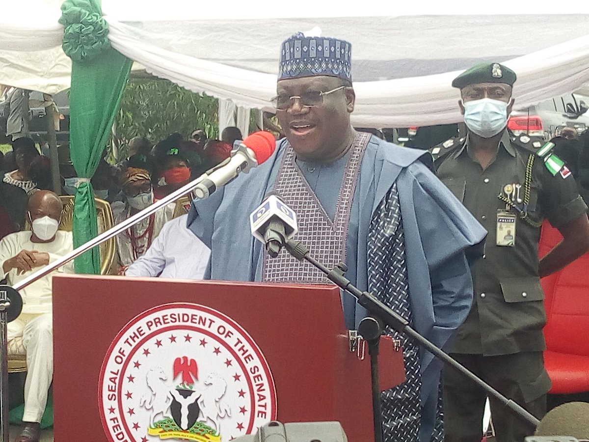 EmeahuJames's tweet photo. #UPDATEONIMOROADCOMMISSIONING 

"It is important we continue to support the government. 
Anyone who releases prisoners or burundian a correctional facility is the number one enemy of the people".

Dr Ahmed Lawan. Ph.D.
Senate President. 

#HopeNewAndElectronicMediaCenter https://t.co/qg86gRL348