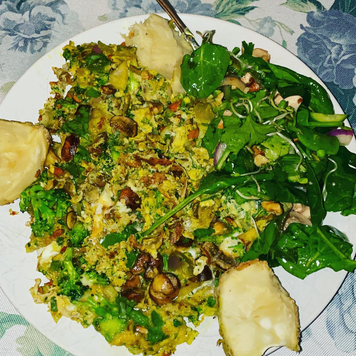 PerformanceYog's tweet photo. Masala omelette with broccoli, celery root and spinach salad #ohmama | https://t.co/VwqcHMTj4B https://t.co/c74vngWxRV