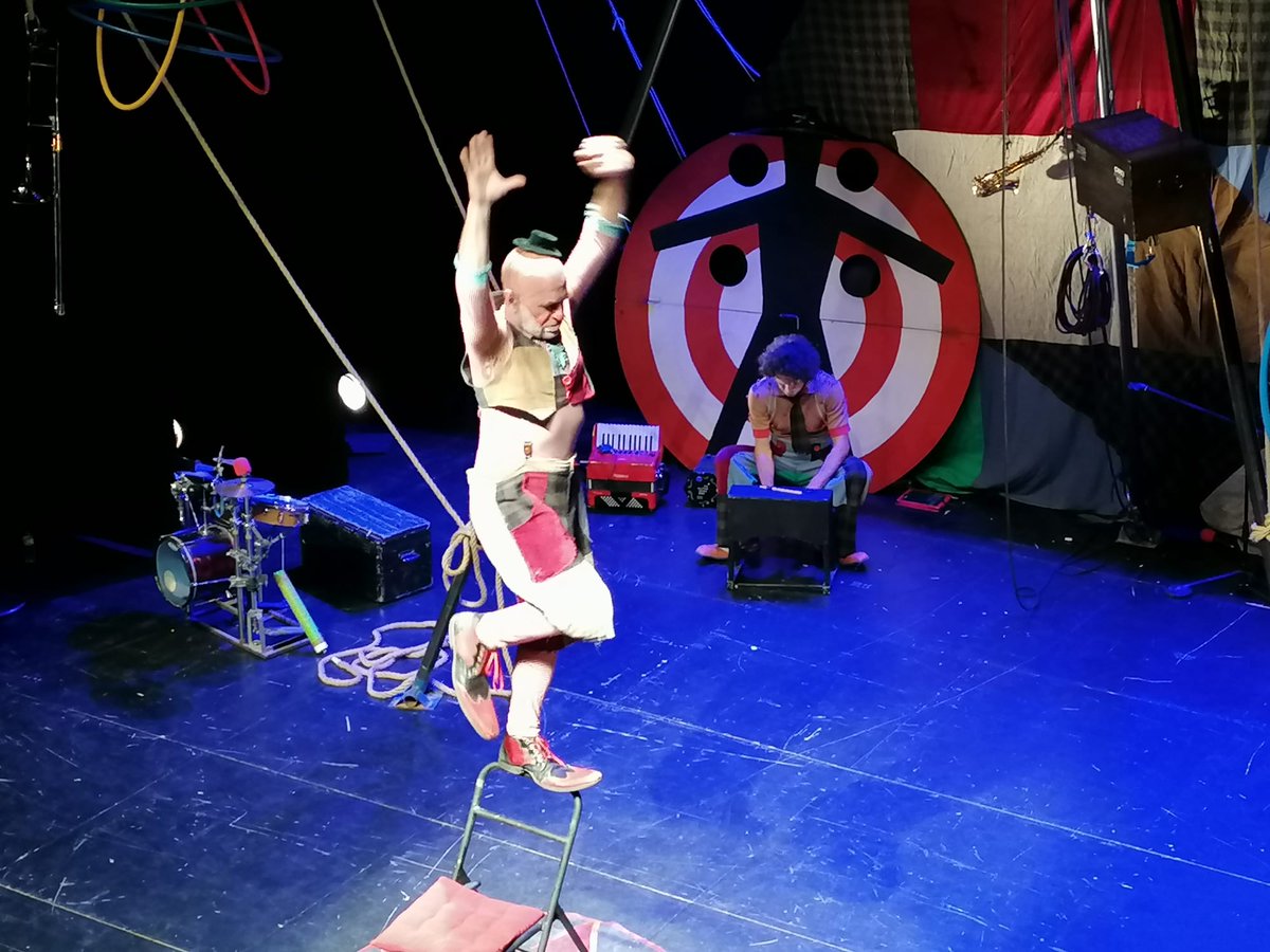 ajlagarriga's tweet photo. Aquesta setmana 777 alumnes de les escoles del poble han anat al @TeatrelaGarriga a veure l’espectacle Taxaan del @circxic. Els dos artistes han entusiasmat al públic amb els seus gags, malabarismes i trucs de màgia. Un espectacle del #projecteACE de #laGarriga #CulturaSegura https://t.co/Q8qagQth8H