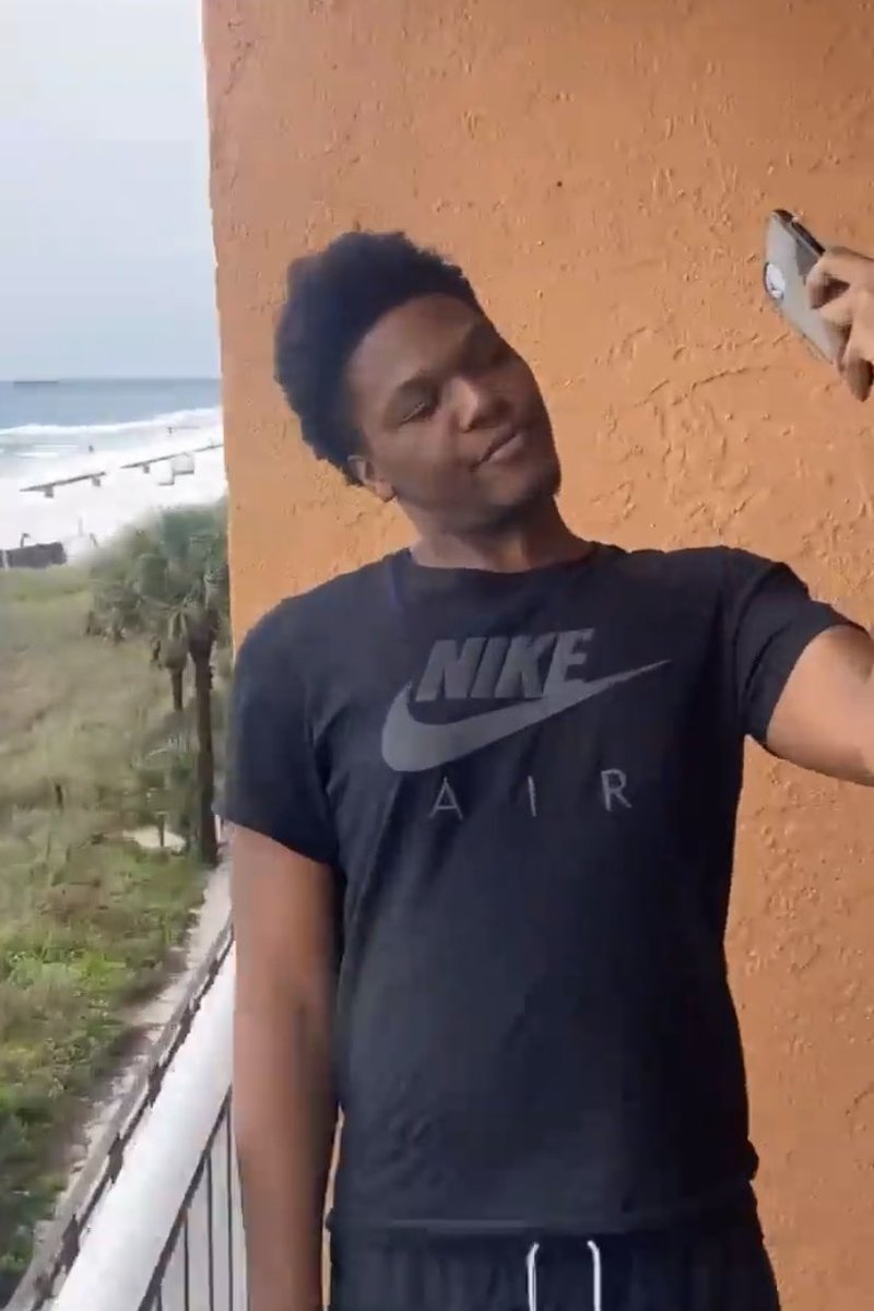 Techonnn's tweet image. “ WHEN YO FRIEND DONT TAKE YOUR PICTURES RIGHT “