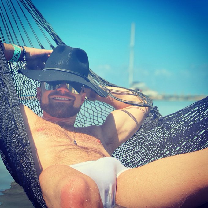 2 pic. I love swinging in a hammock, especially over the water. https://t.co/ZvCXThD3XQ