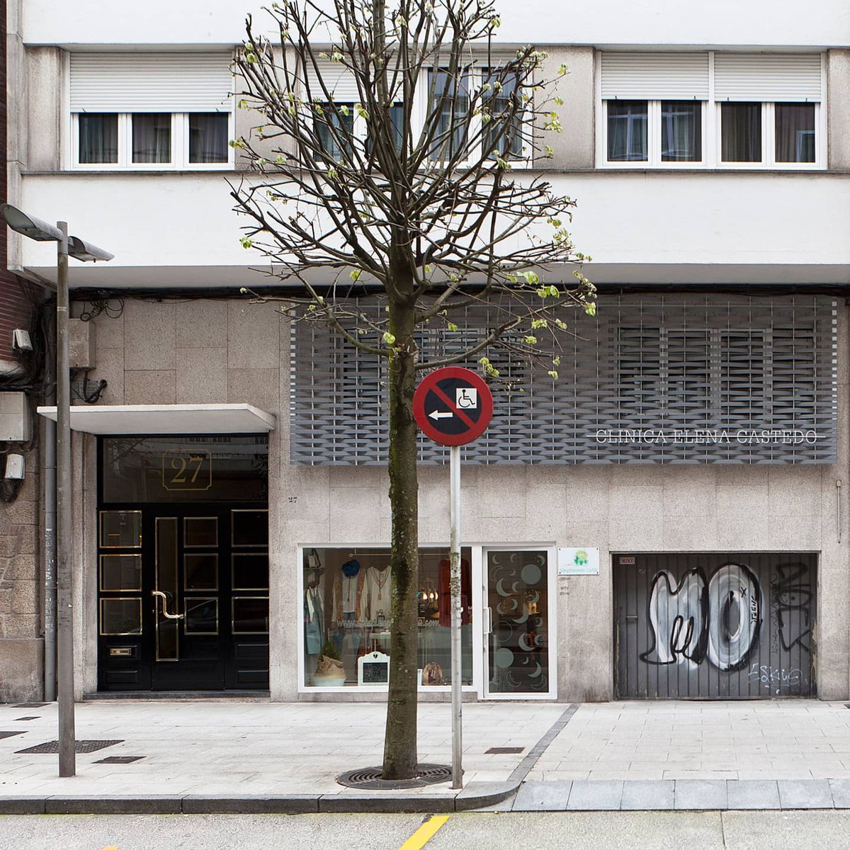 cenlitros's tweet image. Rótulo exterior para Clinica Elena Castedo en Santiago de Compostela.

#entramado #retrospectiva #proxecto #cenlitros