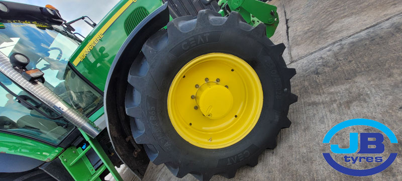 S Clyde getting a full set of 650/65 R38 &amp; 540/65 R28 #ceats on his #johndeere 6920S

Give us a call to discuss your needs today 028 7964 4128

#jbtyres #ceat #tyresolutions #farming #agri #agriculture #newboots #tyresolutions