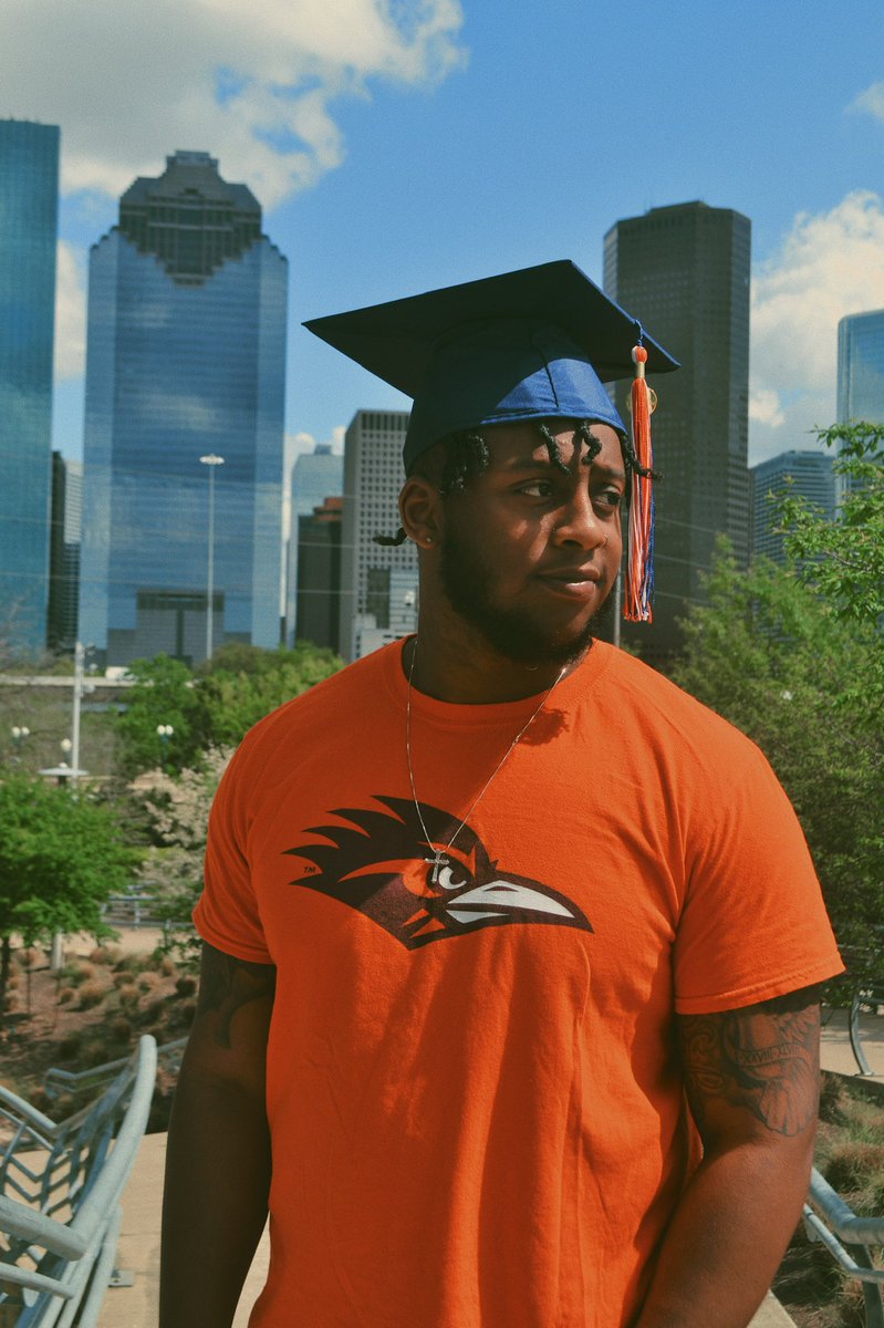 desbaker8's tweet photo. I just checked the price, it don’t cost nothing to keep it solid. 

BBA Double Major Cyber Security &amp; Information Systems 

UTSA21

RIP Pops. RIP Papa. Y’all live thru me ☝🏾

📸: @1029vsthewrldd https://t.co/tiw8qyZnXa