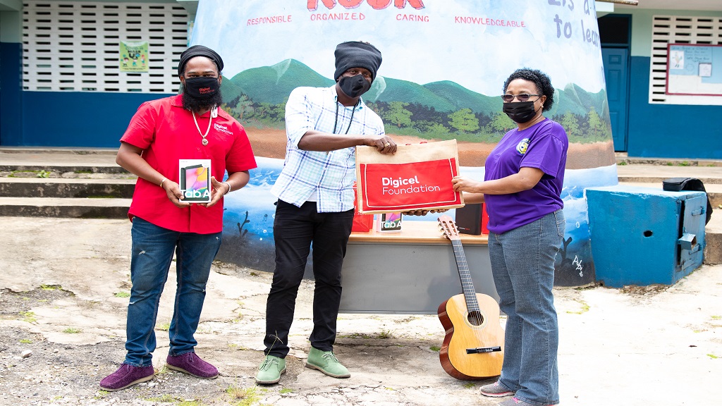 Richie Spice donates to alma mater with help from Digicel Foundation