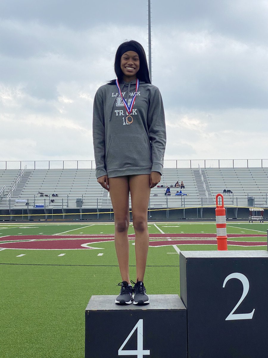 Desirae Giles qualifies for Area in the high jump!  <a href="/jboyd_k/">Jerri K Boyd</a> <a href="/TracknHill_lhs/">Lavada Hill</a>