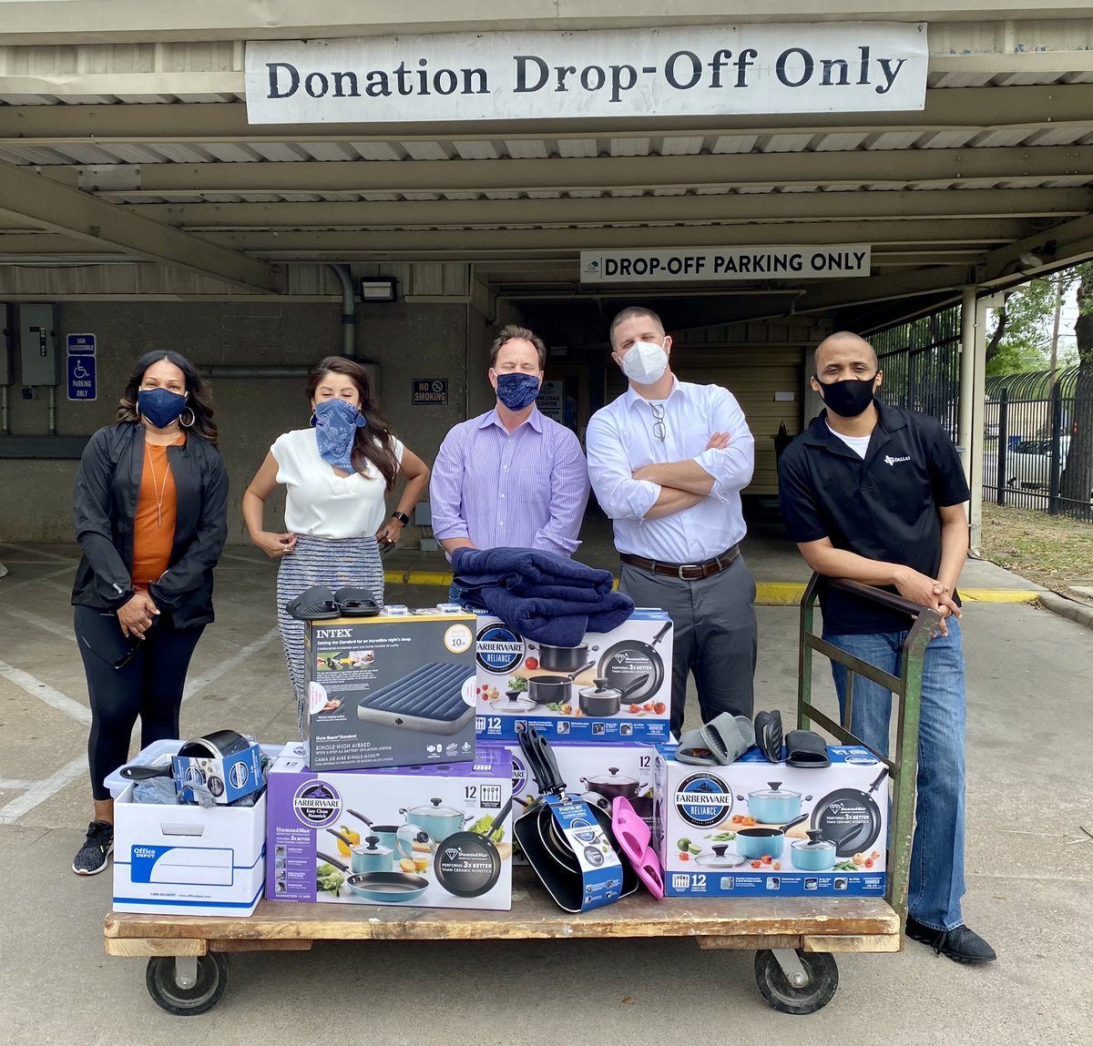 CityOfDallasBMS's tweet photo. #CDweek2021 is also a time to give back, and that's just what Community Development Commission did @AustinStreetCtr! https://t.co/ZohbZTDbeT
