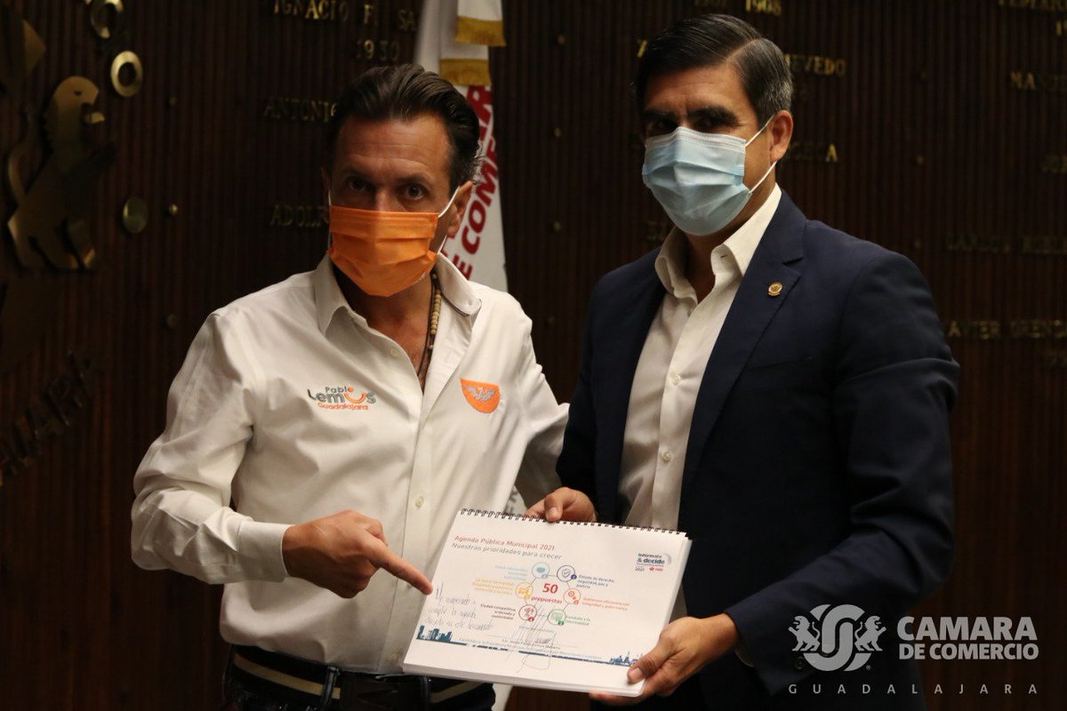 PresidenteCCGdl's tweet photo. En el marco del ejercicio #InformateyDecide iniciamos nuestras reuniones con candidatos. Hoy asistió @PabloLemusN, candidato a la alcaldía de Guadalajara por Movimiento Ciudadano, quien escuchó nuestras propuestas y firmó el compromiso con la agenda pública de la @CamaradeCom_GDL https://t.co/5kQf4nzLID