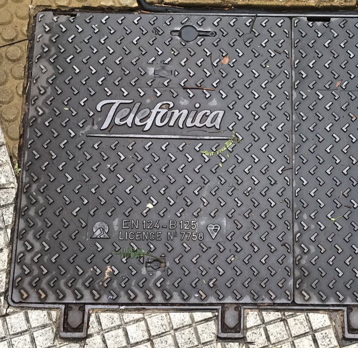 La historia del servicio de telecomunicaciones en Argentina en las veredas de Buenos Aires. De la Compañía Unión Telefónica a Entel y a Telefónica de Argentina. El péndulo de gestión privada con capital extranjero y gestión pública <a href="/cremetoursBA/">Vanessa Bell</a> <a href="/phillynewrocker/">phillynewrocker 🗣</a>