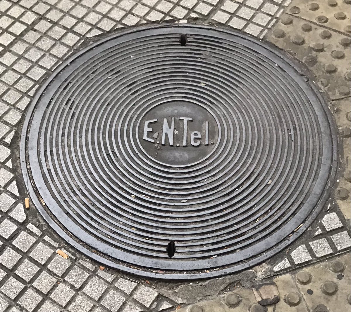 judithkonig's tweet photo. La historia del servicio de telecomunicaciones en Argentina en las veredas de Buenos Aires. De la Compañía Unión Telefónica a Entel y a Telefónica de Argentina. El péndulo de gestión privada con capital extranjero y gestión pública @cremetoursBA @phillynewrocker https://t.co/WtY4sYn4Ak