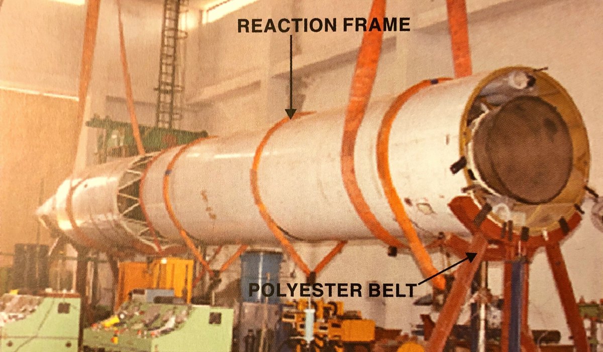 Finally, some detail shots of the Agni III. Left: static testing rig. Right: second-stage motor nozzle. cc  @annemp13