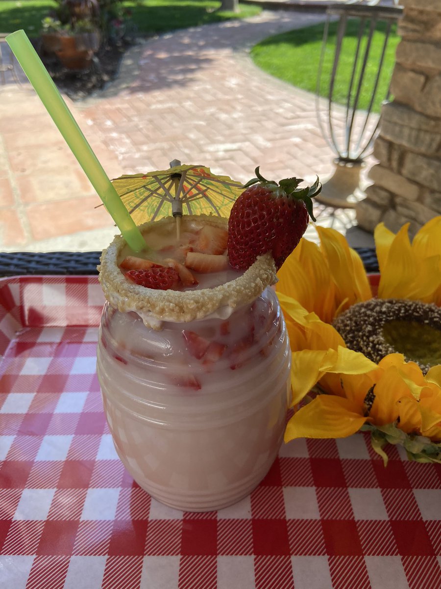 g_alvarez57's tweet photo. My mom started selling Aguas Frescas again 🔥she’s located in Selma CA, check her ig out at: chatasaguasfrescas559👍🏽 https://t.co/1oug5Fw7aa