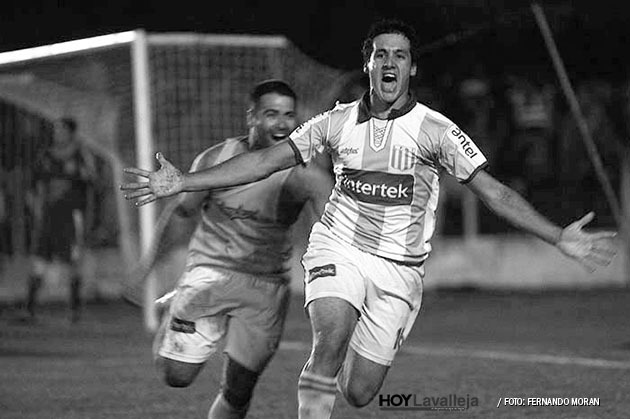 PalmiraSeleccio's tweet photo. La lluvia hoy nos traslada a la lluvia de aquella noche en 2016. Igual que las mágicas 📸 del Mono @fmoran_foto 
#Campeones2016 #FutbolGarrayCorazon https://t.co/qiilHye27d