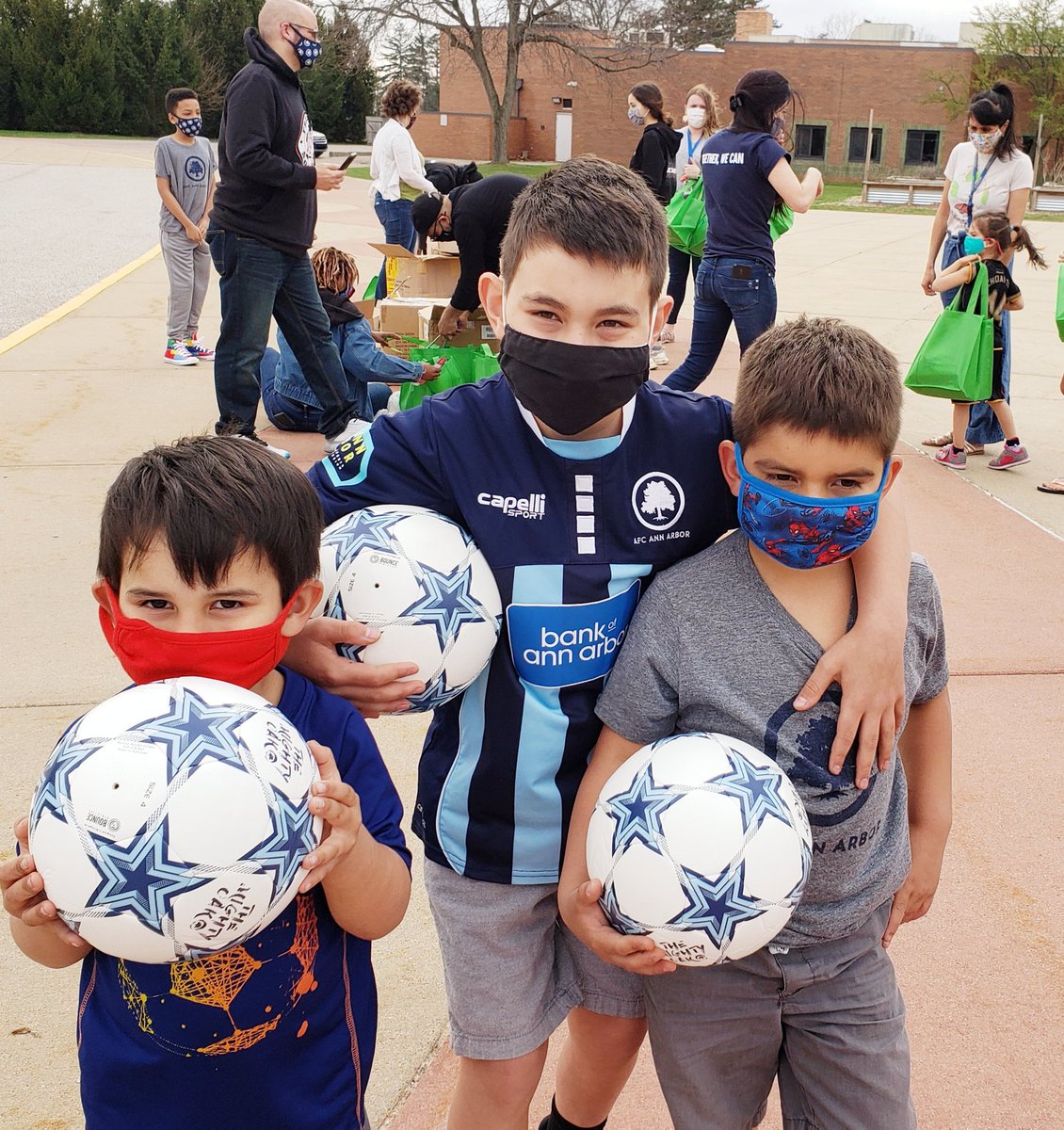 THANK YOU to @AFCAnnArbor for visiting the students of Bishop Elementary Spanish Immersion! Mis fútbolitos are SO excited to play with their new soccer balls and can't wait to cheer you on next season! #AFCAAFamily #BishopSpanishImmersion #COYMO #MisFútbolitos #LosTresBrochachos