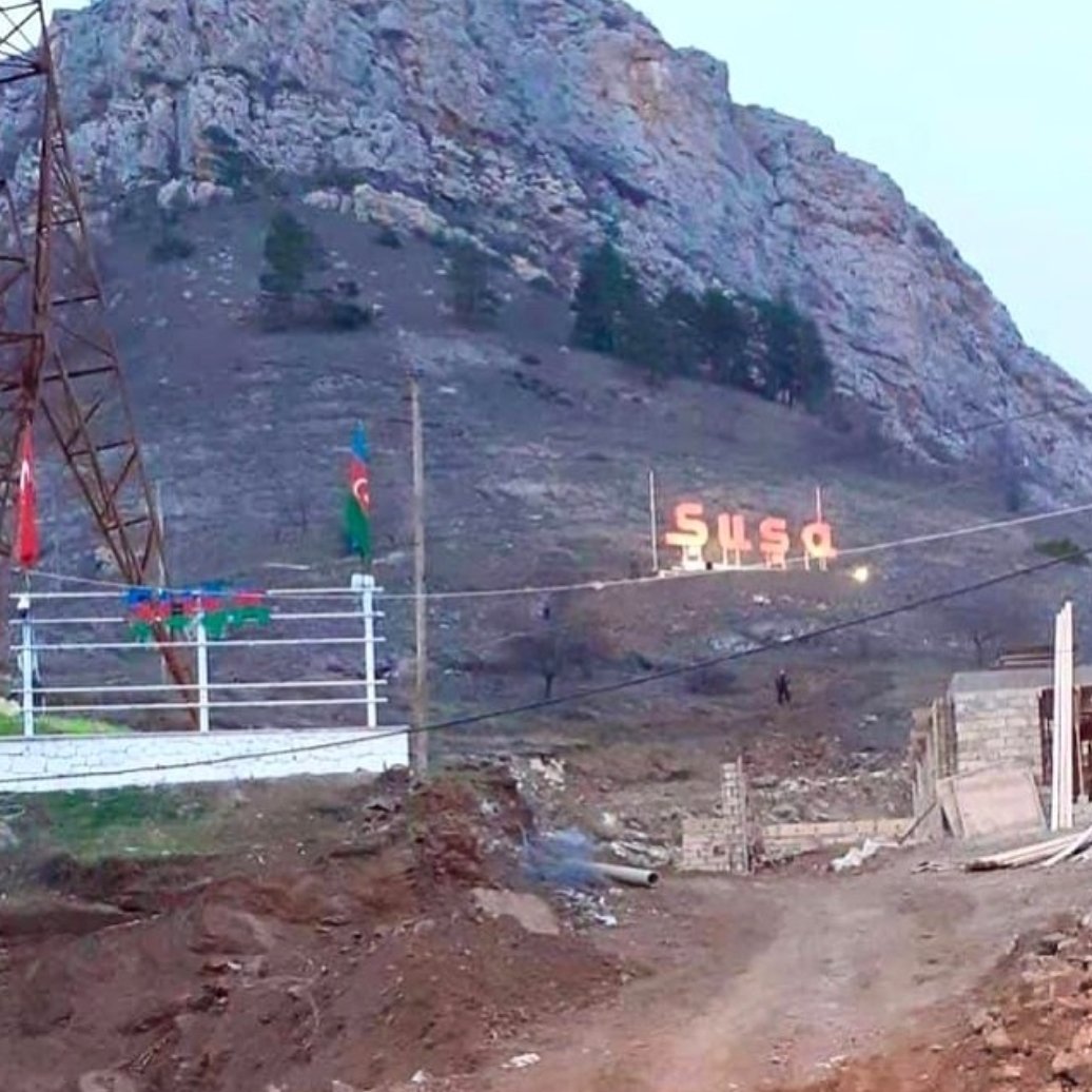 🇦🇿 Şuşanın girişində yerləşdirilən ad işıqlandırıldı. #Şuşa #Qarabağ