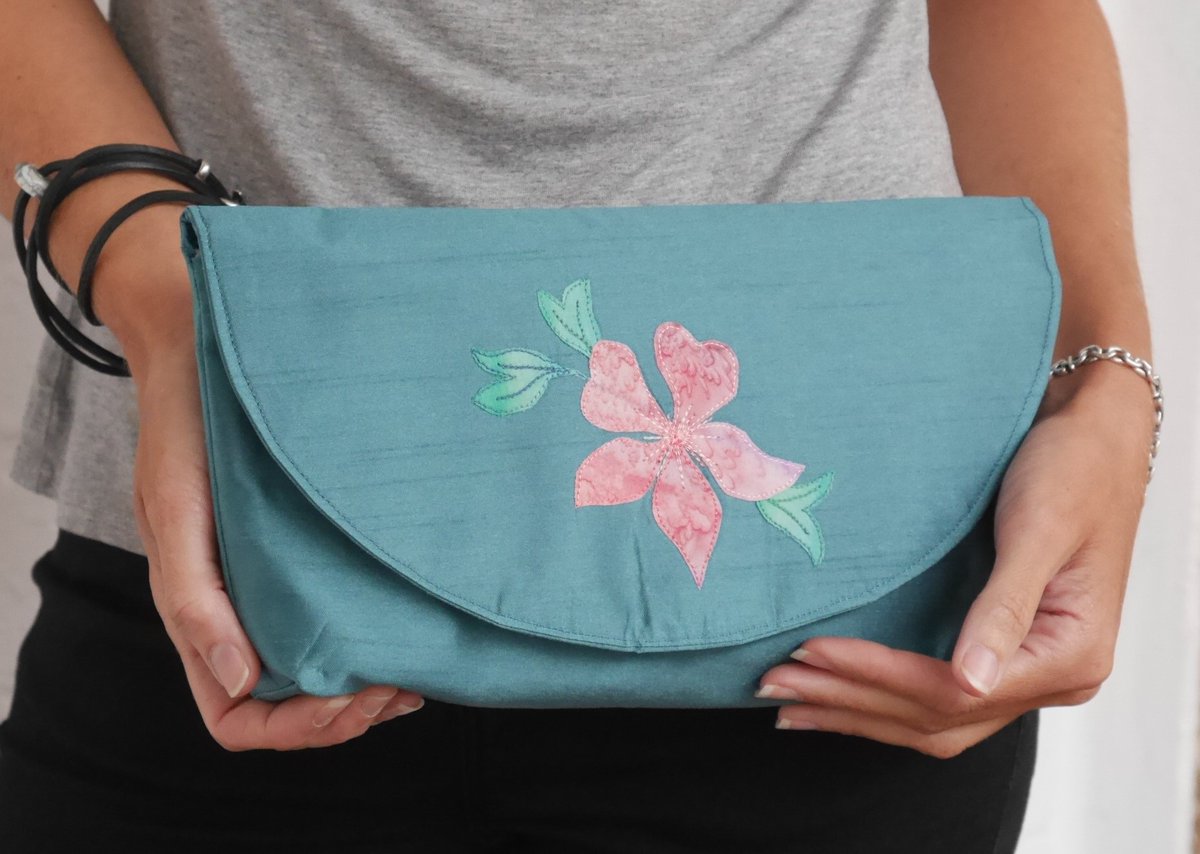 barmadebags's tweet photo. In some lights the fabric used for this #clutch bag looks like #tanagerturquoise! https://t.co/0aFdS6JRM1 
#colour_collective #HandmadeInUK #onlinecraft https://t.co/LdMu1FClcT